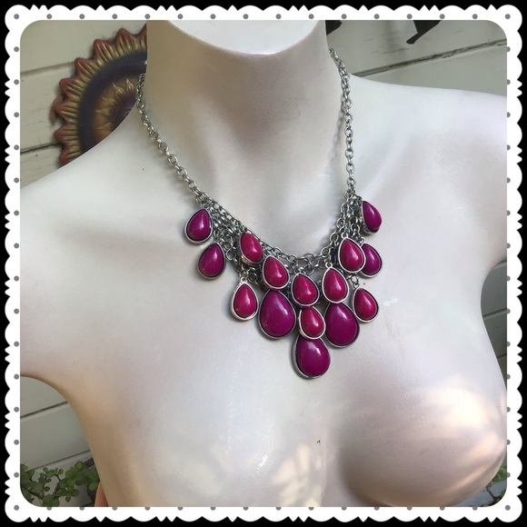 Fuschia party necklace and earring set - Picture 2 of 5